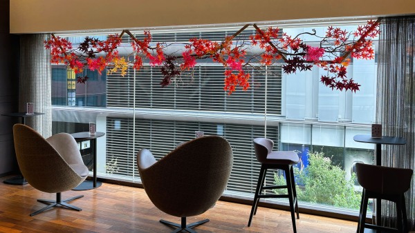 ホテルラウンジ窓の紅葉装飾