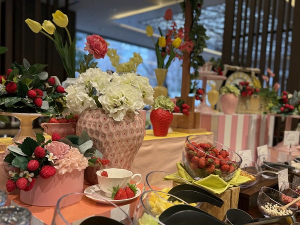 イチゴに囲まれたスイーツガーデン🍓｜ホテルレストラン装飾事例