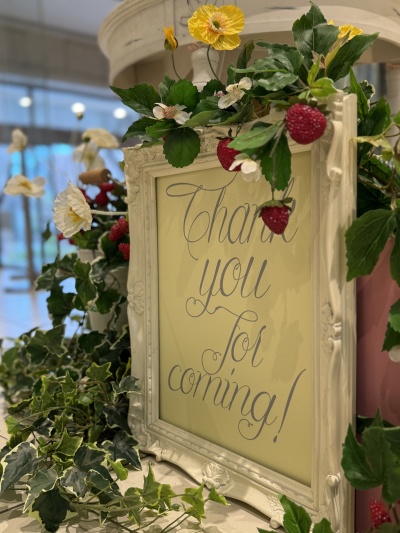 イチゴに囲まれたウェルカムボード