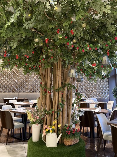 イチゴが巻き付くシンボルツリー