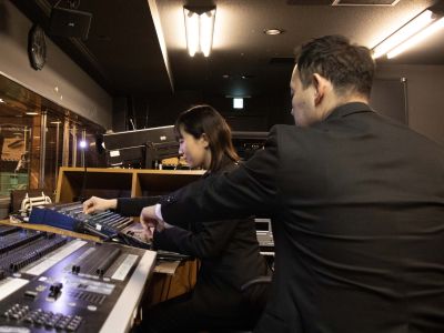 音響卓の操作レクチャーの様子