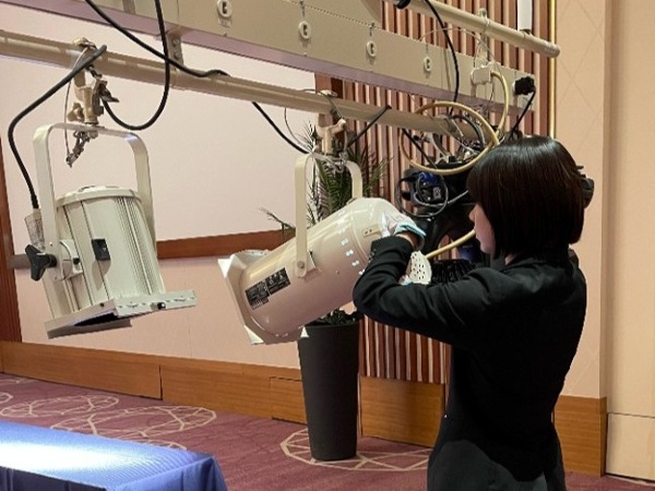 ホテル宴会場で照明を設営するスタッフ