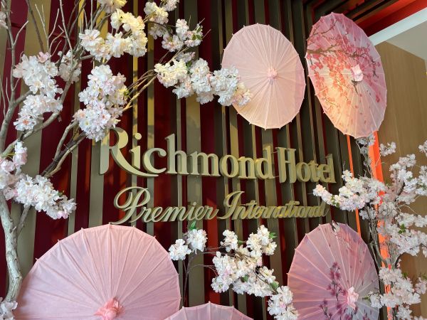 満開の桜が海外ゲストにも大好評！日本の春を感じさせるホテルの桜装飾🌸
