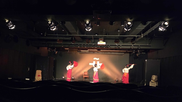 ステージ上でダンスを披露する様子