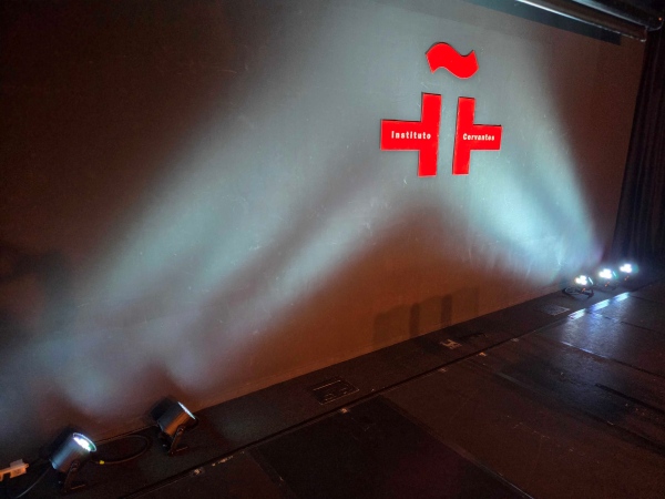 LED照明で背景を染めた様子