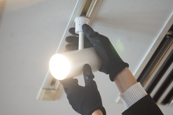 照明ダクトスポットを吊る様子