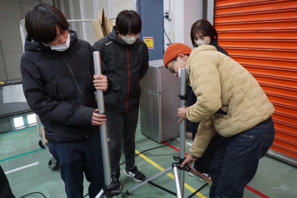 スピーカーを立てる練習の様子