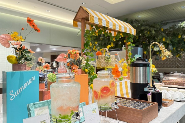 ビタミンカラーで夏の果実をアピール🍋🍊│ホテルレストラン装飾事例