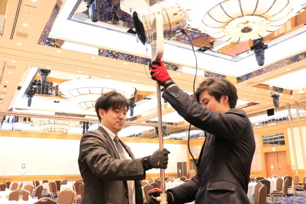 照明設営を教える様子