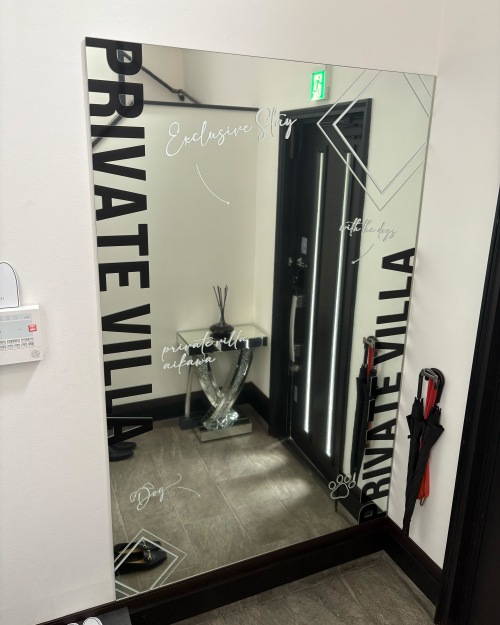 鏡にステッカーを貼ったフォトスポット